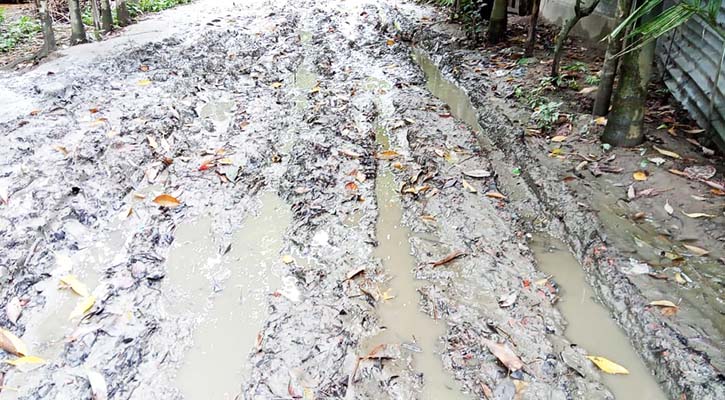 কাঁচা সড়কের বেহাল দশা : ৩৫ বছরেও ভোগান্তি কমেনি গ্রামবাসীর