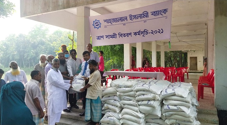 গোপালগঞ্জে শাহ্জালাল ইসলামী ব্যাংকের ত্রাণ বিতরণ