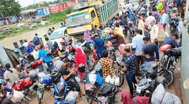 কঠোর লকডাউনে দৌলতদিয়া নৌরুটে ঢাকামুখি যাত্রীর চাপ  