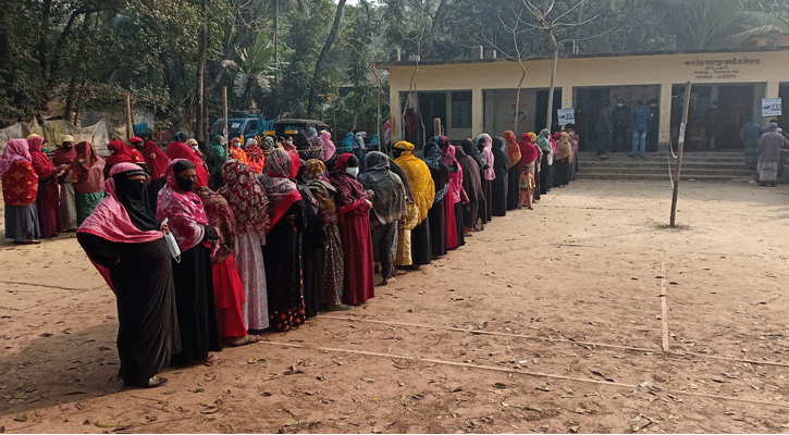 পিরোজপুর পৌরসভায় ভোট গ্রহণ চলছে