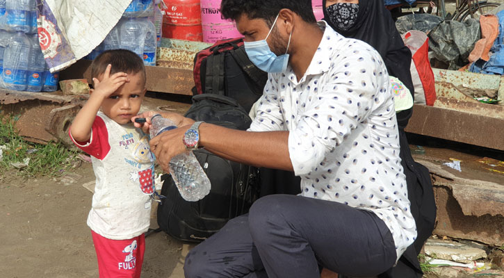 গার্মেন্টস খোলার খবরে শিমুলিয়ায় ফেরিতে শ্রমিকদের ভিড়