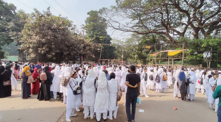 ছাত্রী‌কে ধর্ষ‌ণের হুম‌কি : শিক্ষার্থীদের সড়ক অবরোধ