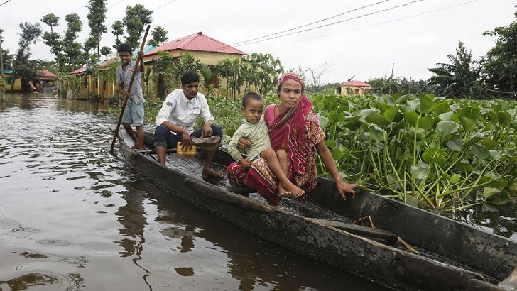 ত্রাণের জন্য ছুটছেন বানভাসিরা