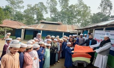 মীরসরাইয়ে শাহ্জালাল ইসলামী ব্যাংকের শীতবস্ত্র বিতরণ  