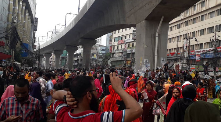 মিরপুরে রাস্তায় পোশাক শ্রমিকরা, ভোগান্তিতে অফিসগামীরা