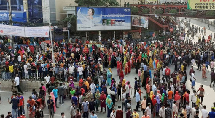 রাজধানীতে বকেয়া বেতনের দাবিতে গার্মেন্টস শ্রমিকদের বিক্ষোভ