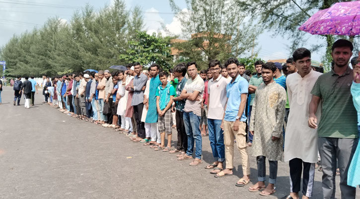 বরিশাল বিশ্ববিদ্যালয়ের ছাত্রীর মৃত্যুতে শিক্ষার্থীদের অবরোধ, সড়কে জানাজা