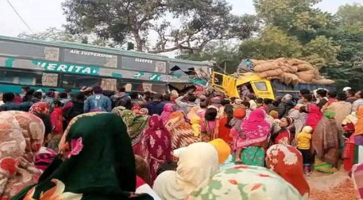 বীরগঞ্জে বাস-ট্রাকের মুখোমুখি সংঘর্ষে ৪ জনের মৃত্যু, আহত ১৬