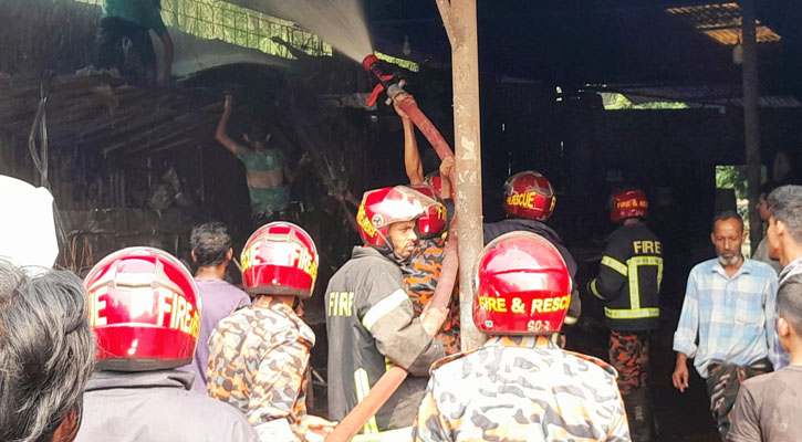 গাড়ির গ্যারেজে আগুন, ১০ লাখ টাকার ক্ষয়ক্ষতি