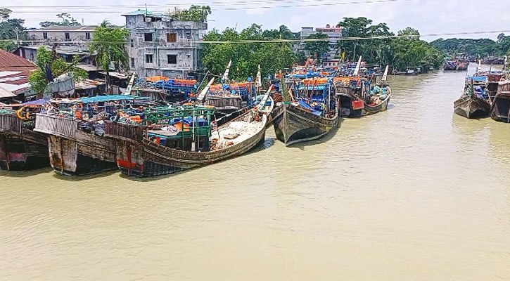 লোকসানের চিন্তা মাথায় নিয়ে দিন কাটাচ্ছেন পাথরঘাটার হাজারো জেলে