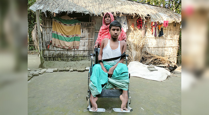 হুইল চেয়ার উপহার পেলেন সেই রাসেল মিয়া