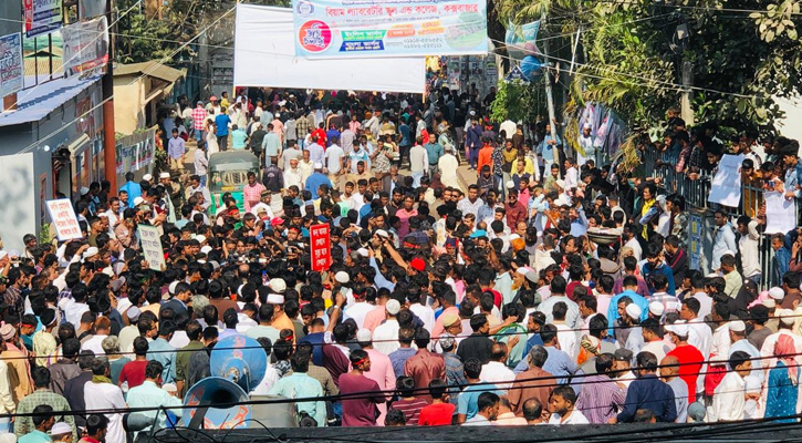 উচ্ছেদ অভিযানের বিরুদ্ধে কক্সবাজারে কয়েক হাজার মানুষের বিক্ষোভ