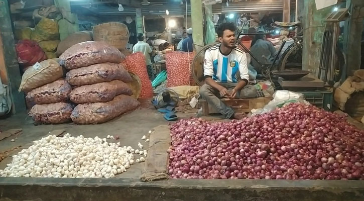 হিলিতে বেড়েছে সব ধরনের পেঁয়াজের দাম