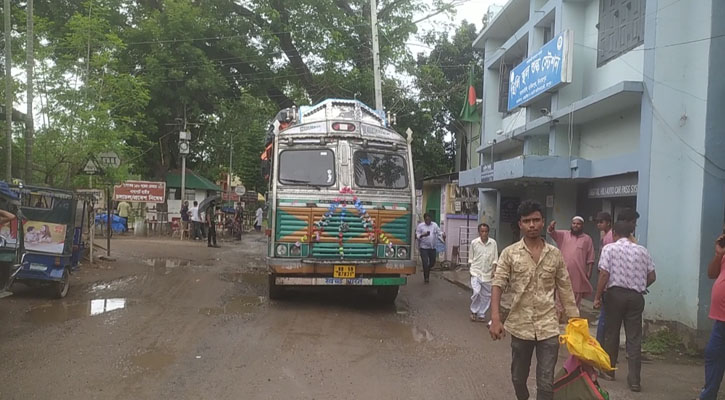 একদিন বন্ধ থাকার পর হিলি স্থলবন্দর দিয়ে আমদানি-রপ্তানি শুরু