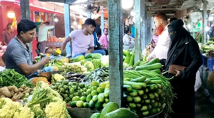 শীতের আগমনে স্বস্তিতে কুমিল্লার সবজির বাজার, বেড়েছে আলুর দাম