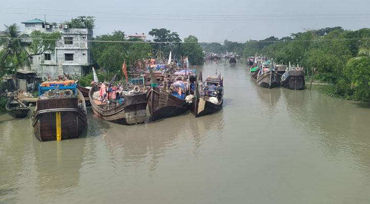 নিষেধাজ্ঞা শেষ, মধ্যরাতে ইলিশের সন্ধানে সাগরযাত্রা জেলেদের