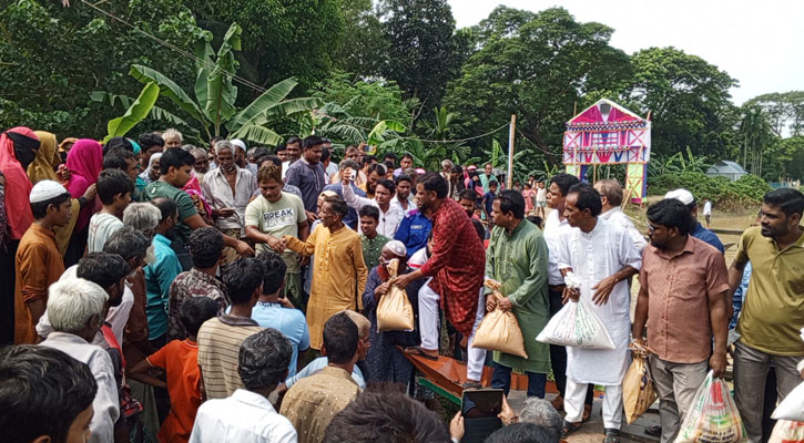 পূর্বধলায় প্রবাসীর ব্যক্তিগত উদ্যোগে বন্যার্থদের খাদ্য সহায়তা