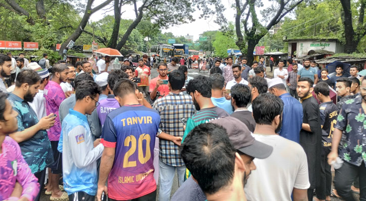 নিরাপদ সড়কসহ ৫ দাবিতে ইবি শিক্ষার্থীদের কুষ্টিয়া-খুলনা মহাসড়ক অবরোধ