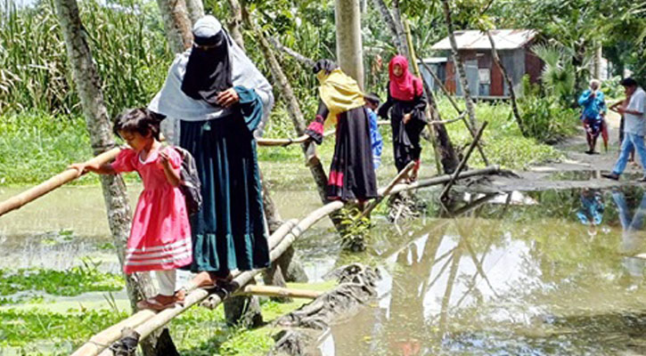 সড়কে বাঁশের সাঁকো, চলাচলে ভোগান্তি