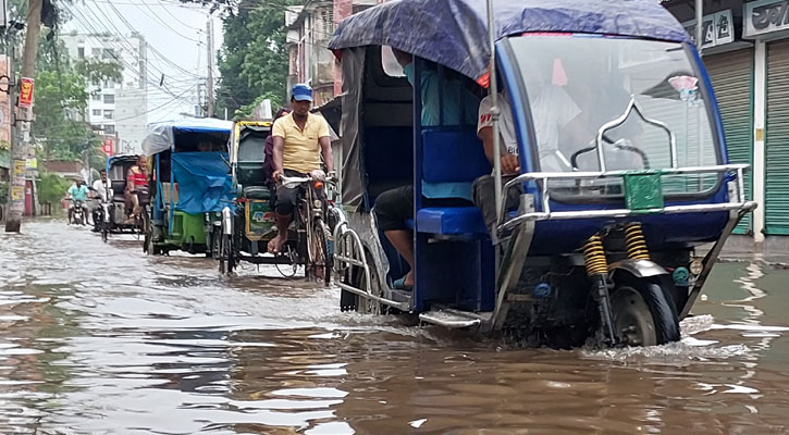 ভারী বৃষ্টিতে পাবনা শহরে জলাবদ্ধতা, সীমাহীন দূর্ভোগে পৌরবাসী