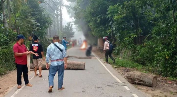 খাগড়াছড়িতে চলছে ইউপিডিএফের অবরোধ, সড়কে গাছের গুঁড়ি ফেলে বিক্ষোভ