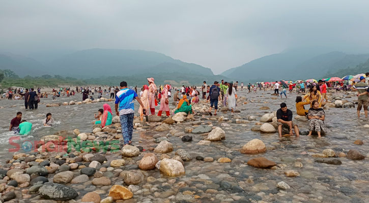 পূজার ছুটিতে সিলেটে পর্যটকদের ভিড়