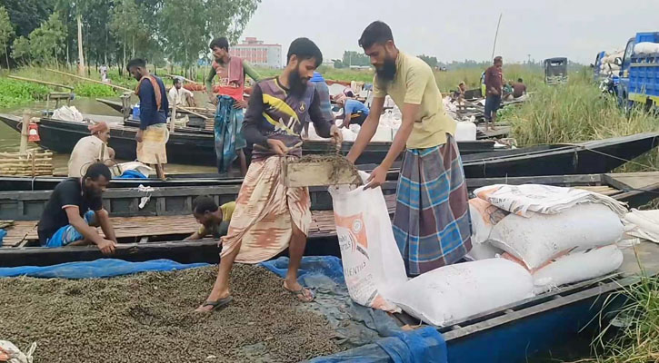 শামুক-ঝিনুক বিক্রি করে চলে তাদের সংসার