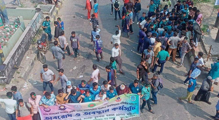 সাত কলেজের শিক্ষার্থীদের আজও সায়েন্সল্যাব মোড় অবরোধ