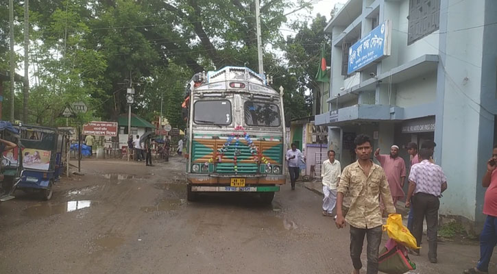 হিলি স্থলবন্দর দিয়ে ৩ মাস পর ভারত থেকে আলু আমদানি শুরু