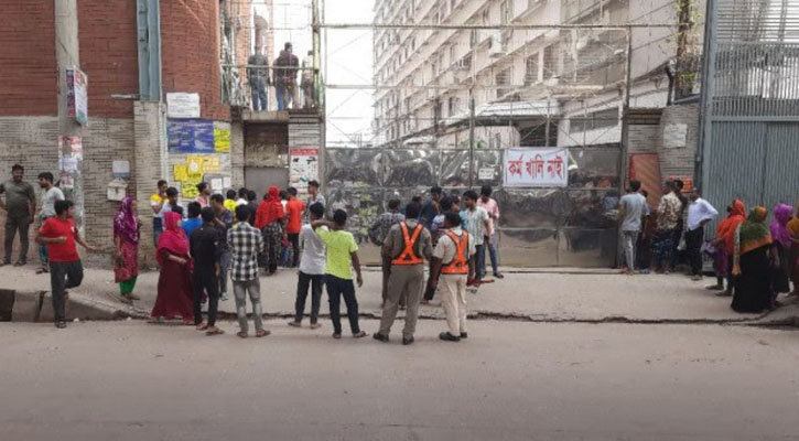 গাজীপুরে বিভিন্ন দাবিতে পোশাক কারখানার শ্রমিকদের কর্মবিরতি