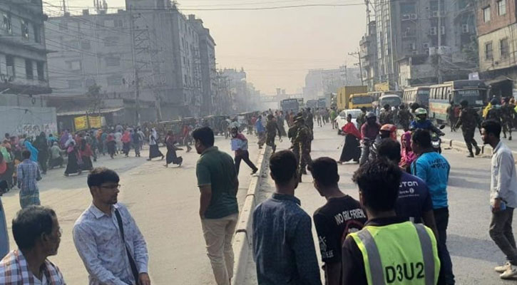 গাজীপুরে কারখানা খুলে দেওয়ার দাবিতে শ্রমিক বিক্ষোভ, মহাসড়ক অবরোধ