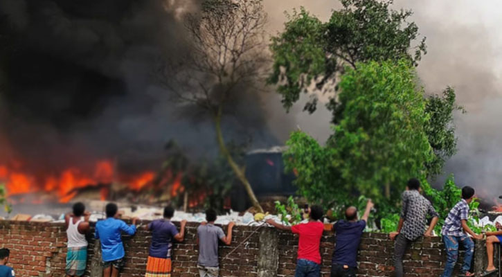 গাজীপুরে বেক্সিমকোর পোশাক কারখানায় আগুন