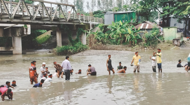 স্থানীয়দের সেচ্ছাশ্রমে ভুলুয়া নদীর অবৈধ বাঁধ অপসারণ শুরু