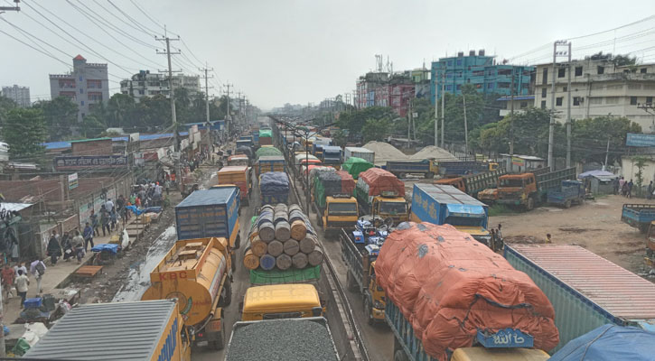 ৫২ ঘণ্টা পর নবীনগর-চন্দ্রা মহাসড়ক ছাড়লেন শ্রমিকেরা