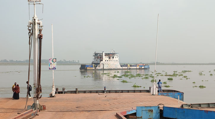 ৩৮ ঘণ্টা বন্ধ থাকার পর কাজিরহাট-আরিচা নৌরুটে ফেরি চলাচল শুরু