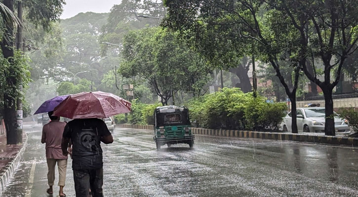 রাজধানীতে ভোর থেকে ভারি বৃষ্টি, বিপাকে পরীক্ষার্থীরা