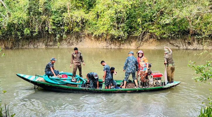 সুন্দরবনের আগুন নেভাতে ঘটনাস্থলে ৫ বাহিনী, জোয়ারের অপেক্ষা