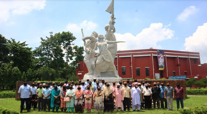 মুখে কালো কাপড় বেধে বাকৃবি শিক্ষকদের প্রতিবাদ