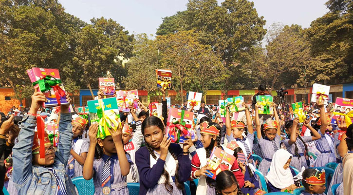 হাতে হাতে নতুন বই, চোখে মুখে আনন্দ