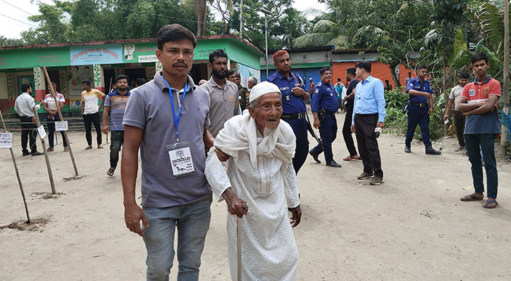 মনোহরগঞ্জ ভোট দিলেন ১১০ বছর বয়সের বৃদ্ধ 