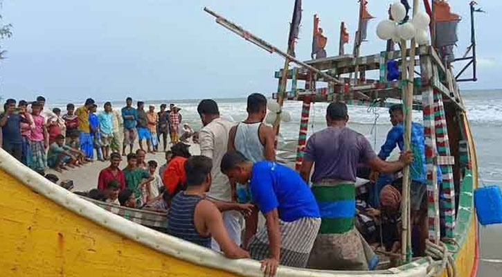 টেকনাফ-সেন্টমার্টিন নৌপথে ঝুঁকি নিয়ে বিকল্প রুটে চলাচল