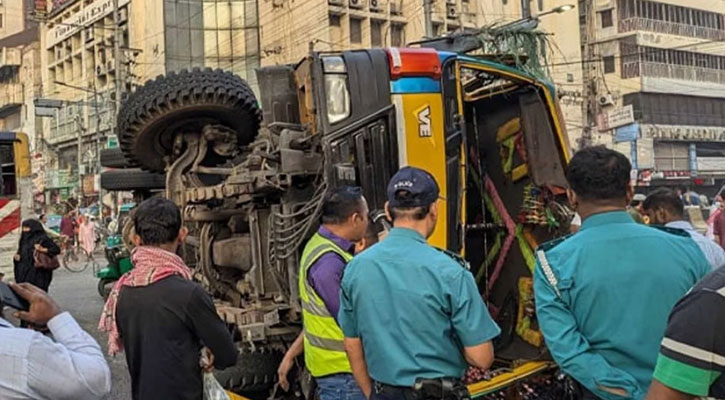 পল্টনে বাস-ট্রাকের মুখোমুখি সংঘর্ষ, প্রাণ গেল অটোরিকশা যাত্রীর