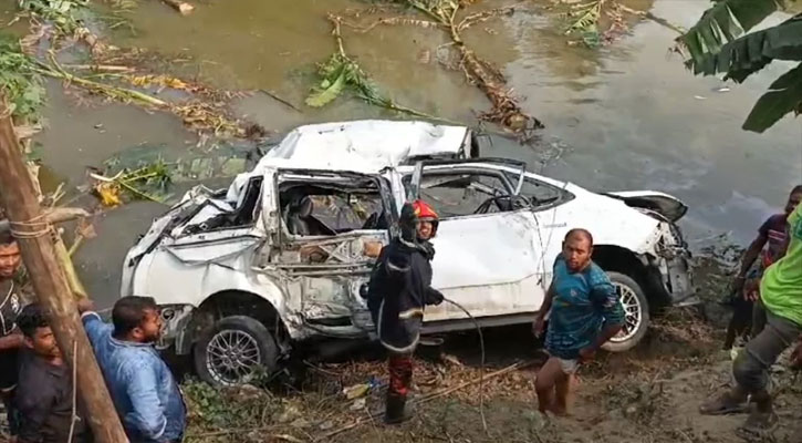 ট্রেনের ধাক্কায় মাইক্রোবাস খাদে, প্রাণ গেল ৫ যাত্রীর