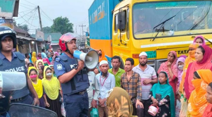 গাজীপুরে সড়ক অবরোধ করে পোশাক শ্রমিকদের বিক্ষোভ 