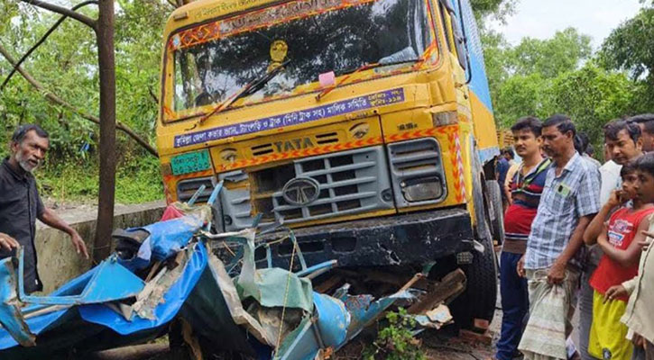 গাজীপুরে কাভার্ডভ্যান-অটোরিকশার সংঘর্ষে নিহত ১