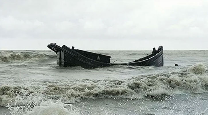 হাতিয়ার মেঘনায় ১০ ট্রলারডুবি, ৫ ট্রলারসহ ৮ মাঝি নিখোঁজ