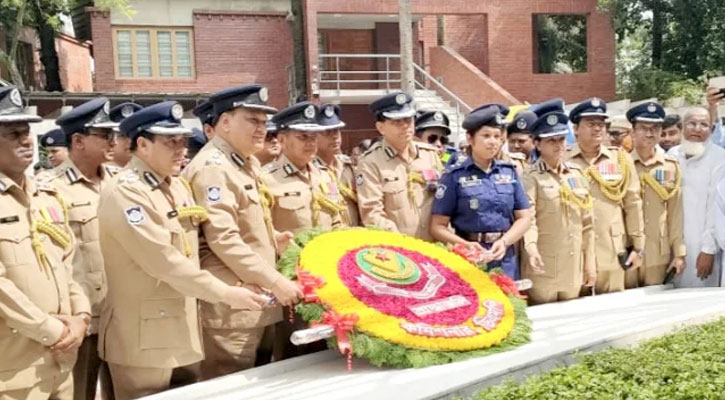 বঙ্গবন্ধুর সমাধিতে ডিএমপি কমিশনার হাবিবুর রহমানের শ্রদ্ধা