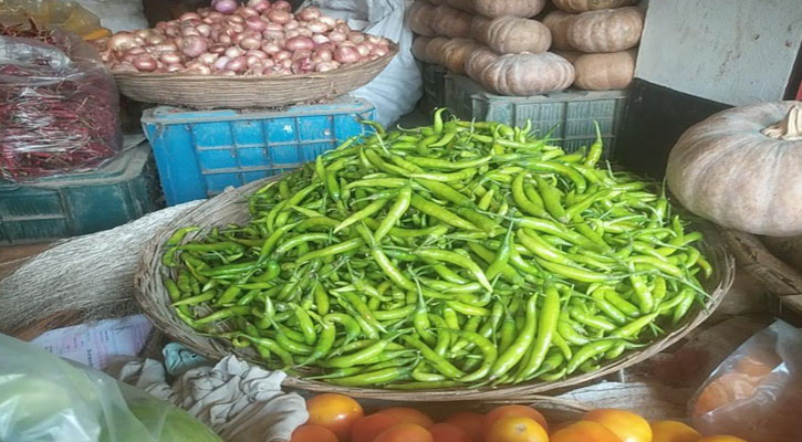 হিলিতে কাঁচা মরিচের দাম কেজিতে ৮০ টাকা বেড়েছে