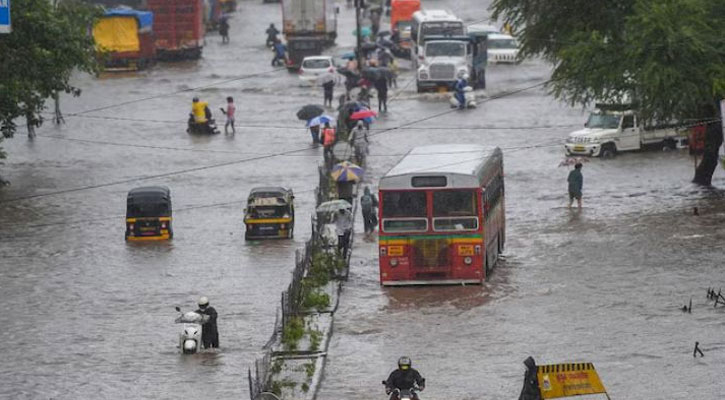 ভারী বর্ষণে মুম্বাইয়ে ডুবেছে রাস্তাঘাট, বন্ধ স্কুল-কলেজ