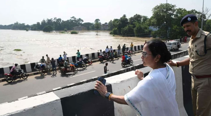 বন্যায় ডুবছে পশ্চিমবঙ্গ, কেন্দ্রীয় সরকারের দিকে আঙ্গুল মমতার